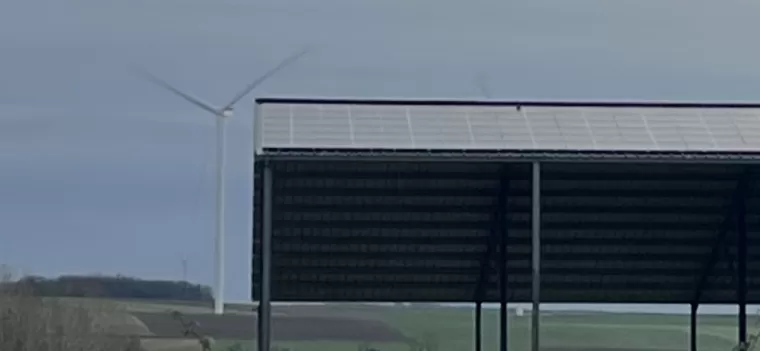 Sur PAU magnifique domaine éolien avec un bâtiment solaire